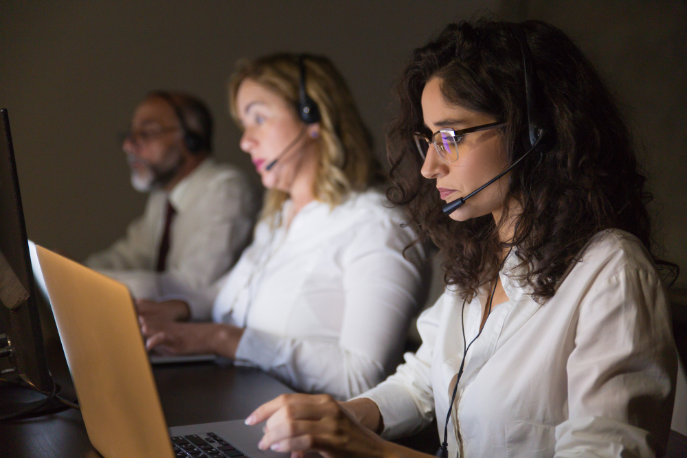 equipe-de-teletrabalhadores-trabalhando-no-escritorio-escuro